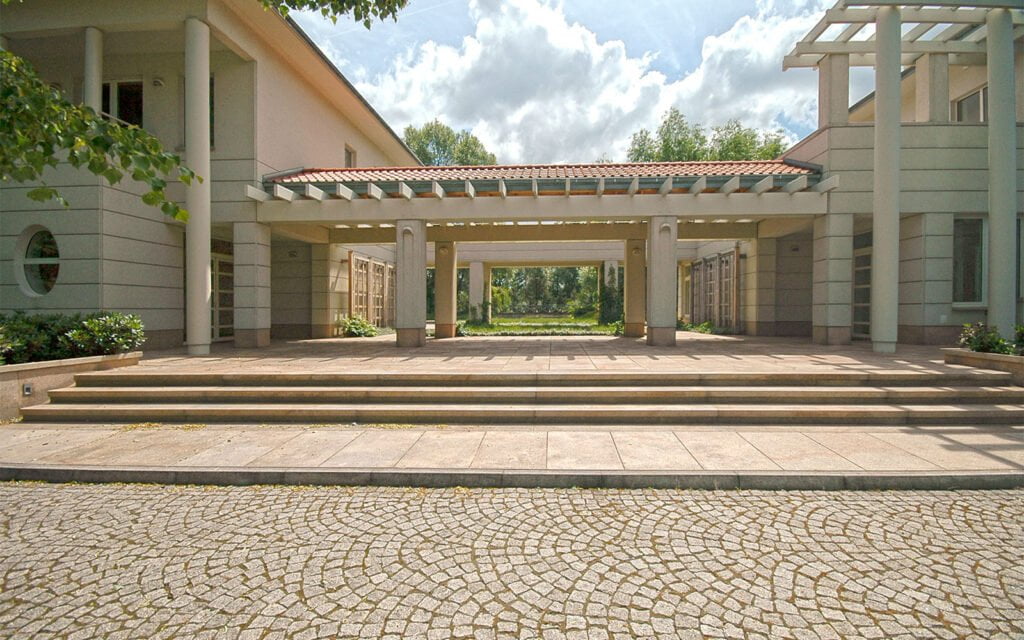Wejście do ośrodka odwykowego Zeus Detox & Rehab pod Warszawą