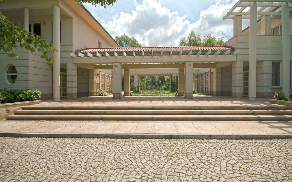 Wejście do ośrodka odwykowego Zeus Detox & Rehab pod Warszawą