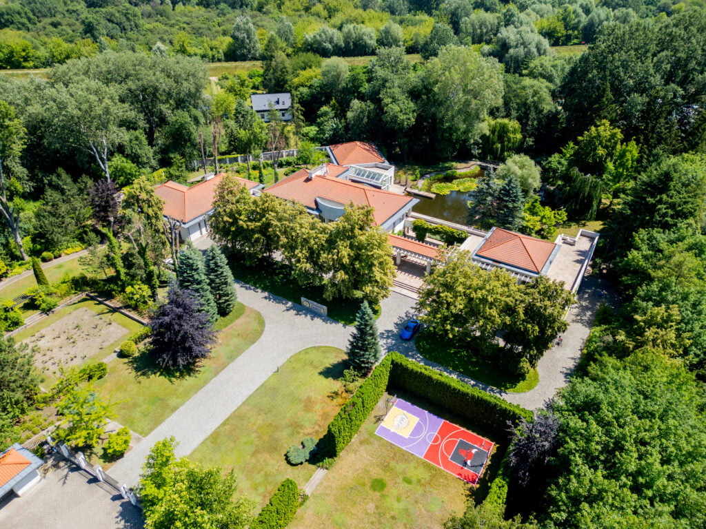Ośrodek terapii uzależnień Zeus Detox & Rehab, ujęcie z drona