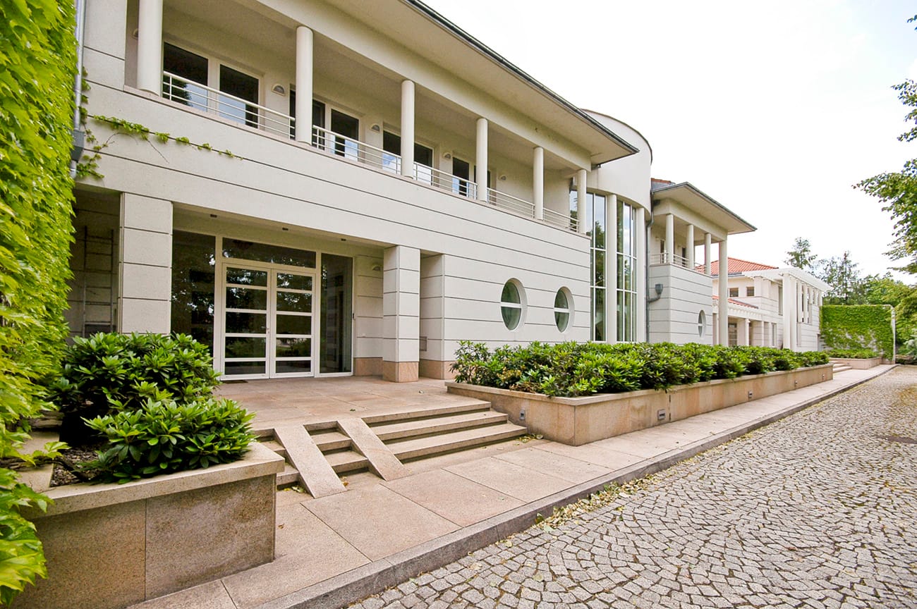 Budynek ośrodka leczenia stacjonarnego otoczony zielenią