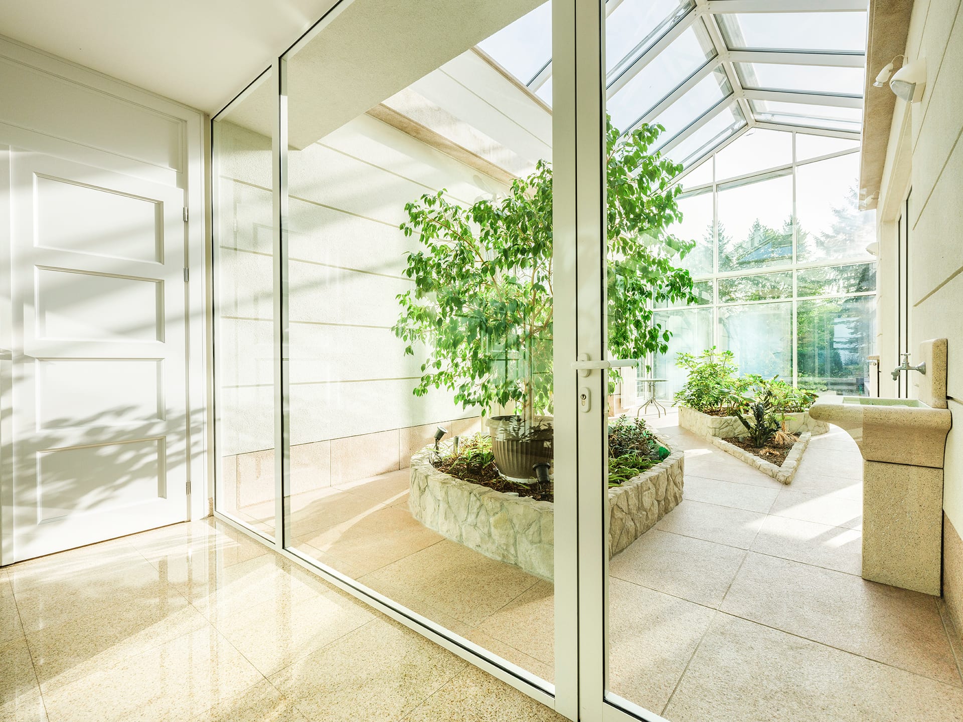 Wnętrze ośrodka leczenia uzależnień prezentujące uporządkowany proces opieki klinicznej