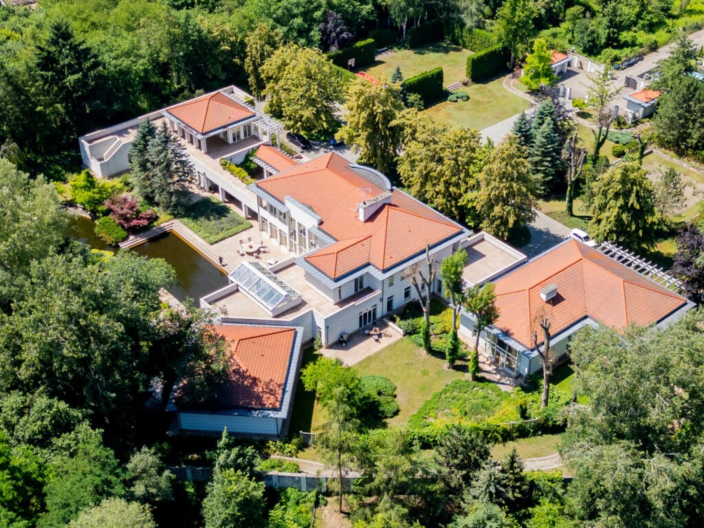 Ośrodek leczenia stacjonarnego z lotu ptaka w otoczeniu zieleni