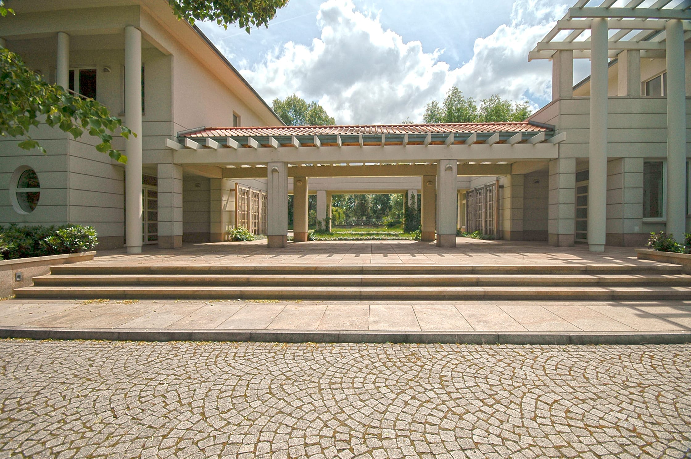 Wejście główne do ośrodka Zeus Detox and Rehab w Łomiankach Dolnych