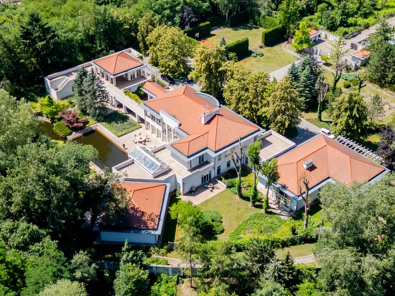 Ośrodek leczenia uzależnień Zeus Detox & Rehab pod Warszawą, widok z lotu ptaka na budynki kliniki i otaczający park